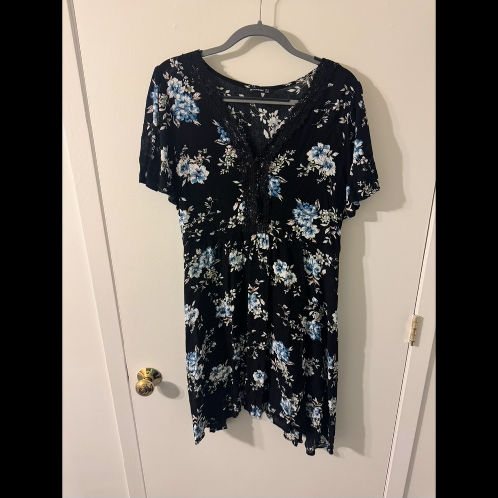 BloomChic black v-neck short sleeve pleated tunic dress